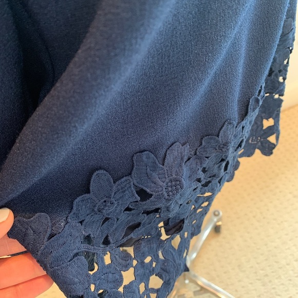 Lucy & Laurel blue lace tunic top Medium - Picture 2 of 6